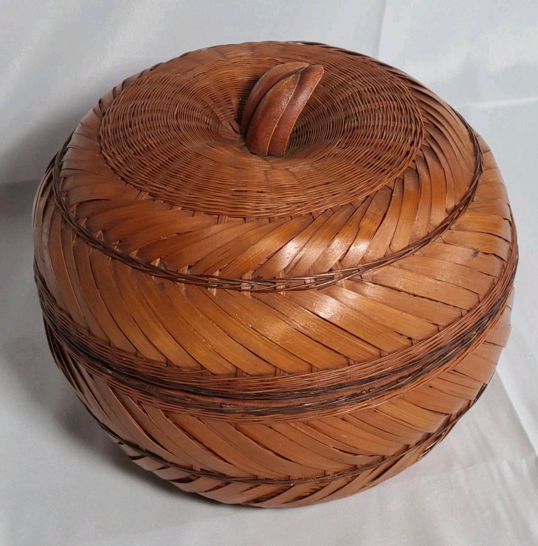 Vintage Apple Shaped Fine Wicker Basket Lined W/ Large Enameld Vintage Basin