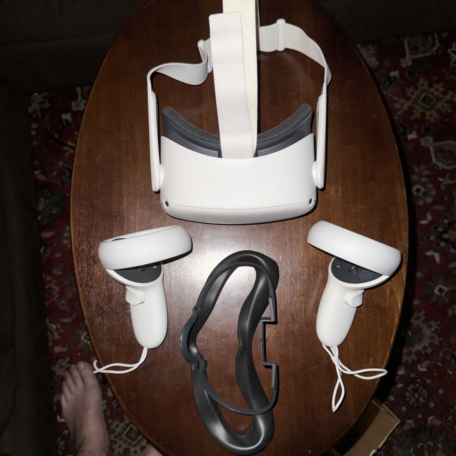 OCULUS Quest 2 controllers, Headset, travel case + bonus accessories