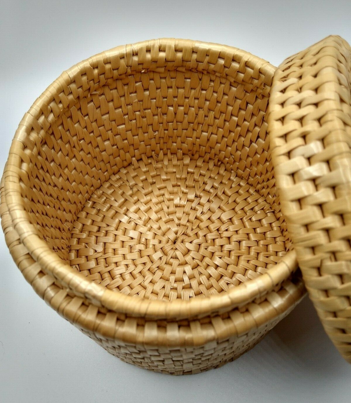 Woven Round Basket with lid and Sand dollar Periwinkle shell Beads Yarn