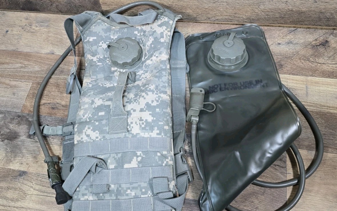 Vtg CAMELBAK  US Military Digital Camo plus 100oz Hydromax Bladder