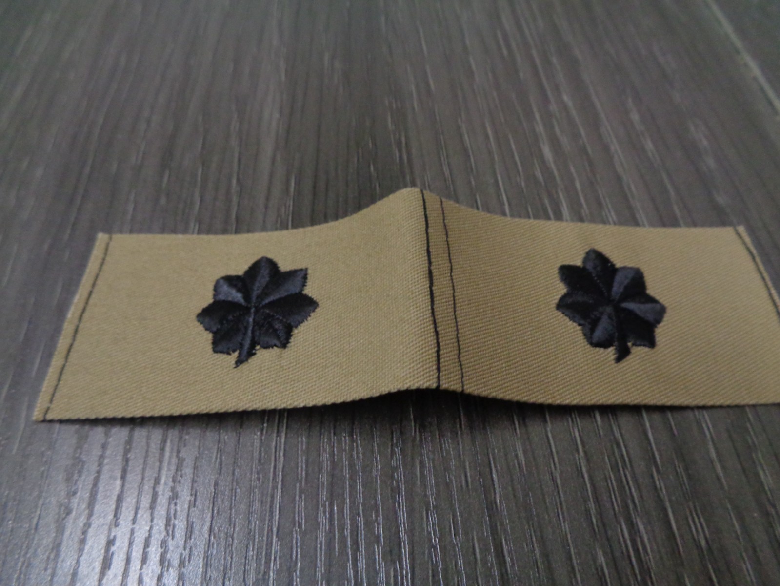 US NAVY USN CDR 05 DESERT TAN RANK COLLAR DEVICE SET  NEW