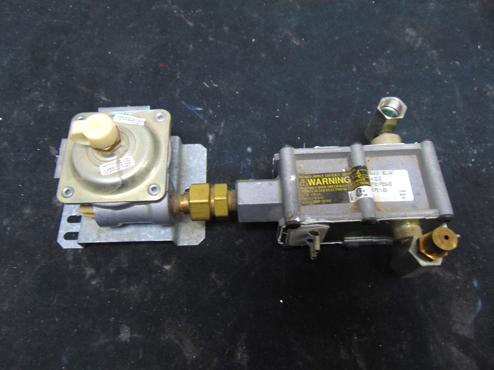 Maytag Range MGR5752BDS Pressure Regulator and Valve 74006429
