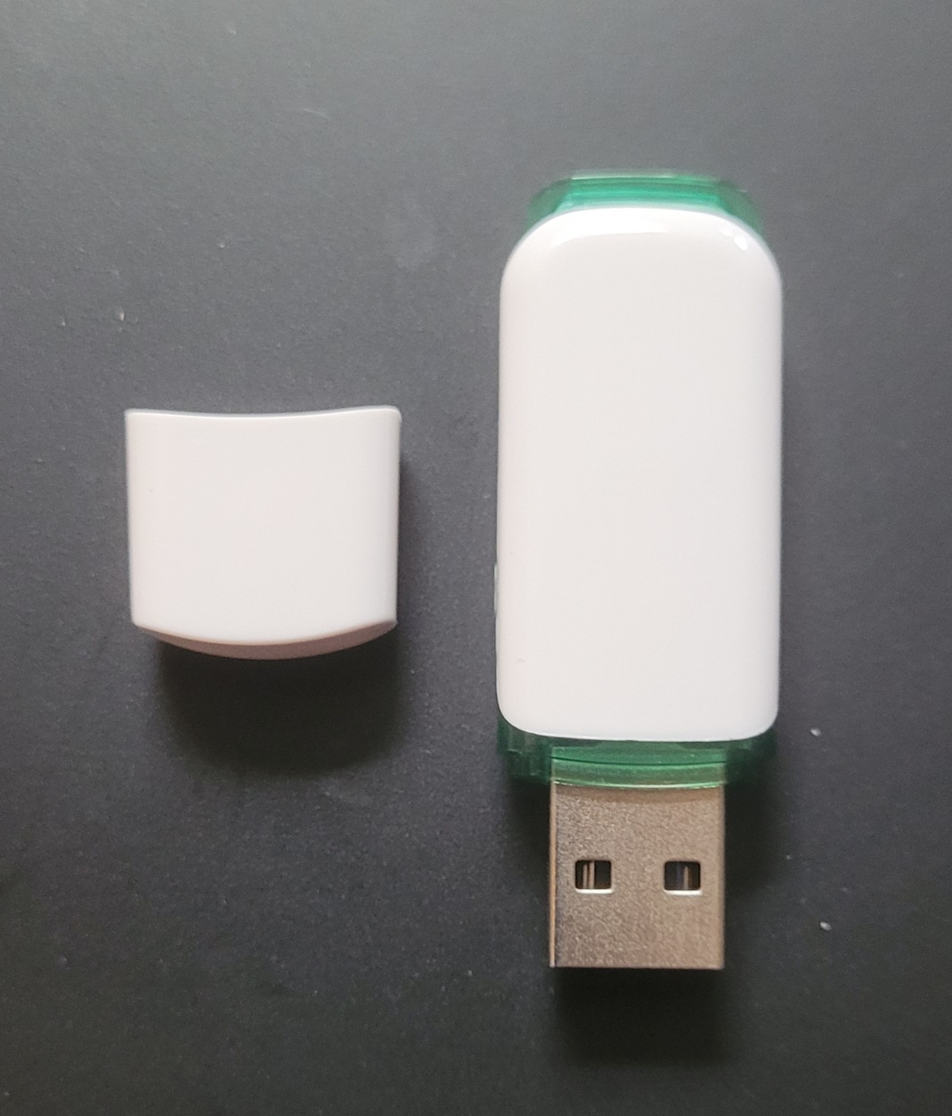 White & Green USB 2.0 Flash Drive Memory Stick Thumb 16Gb W Cap