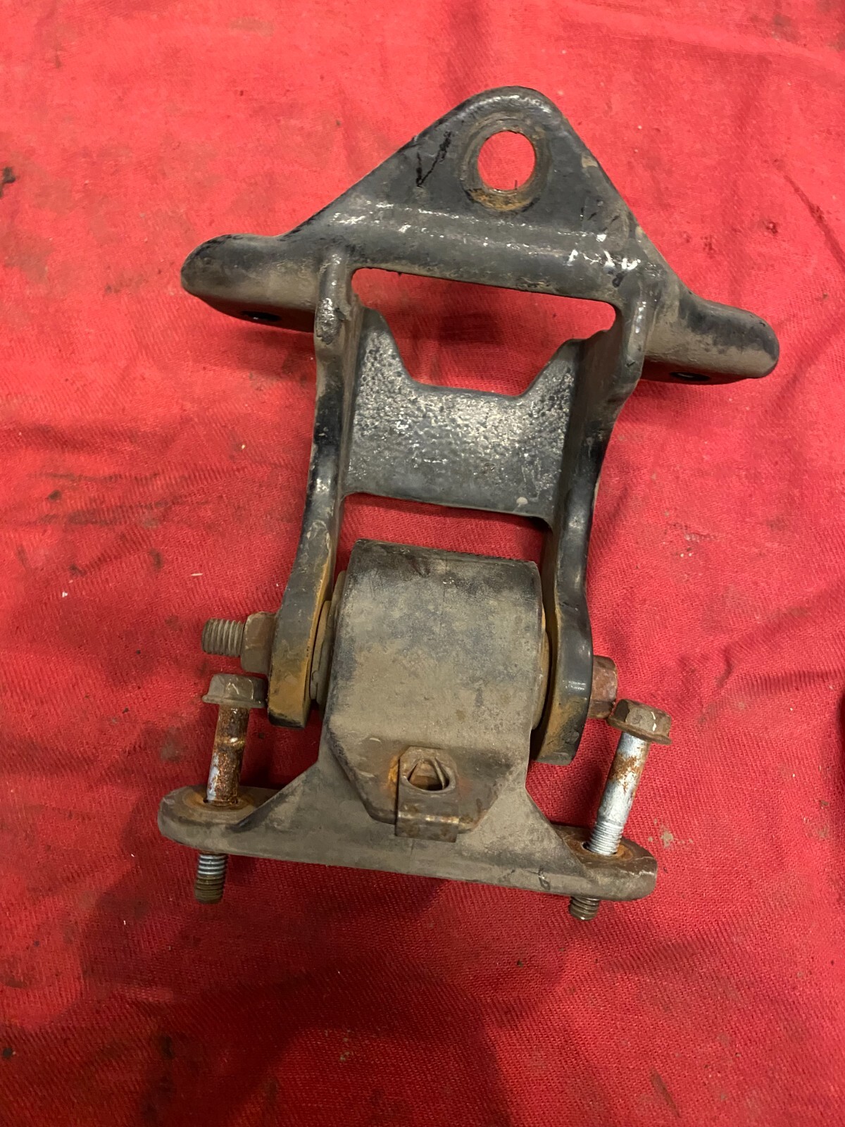 MACK CXU613 HOOD HINGE 68QM472BM / 2