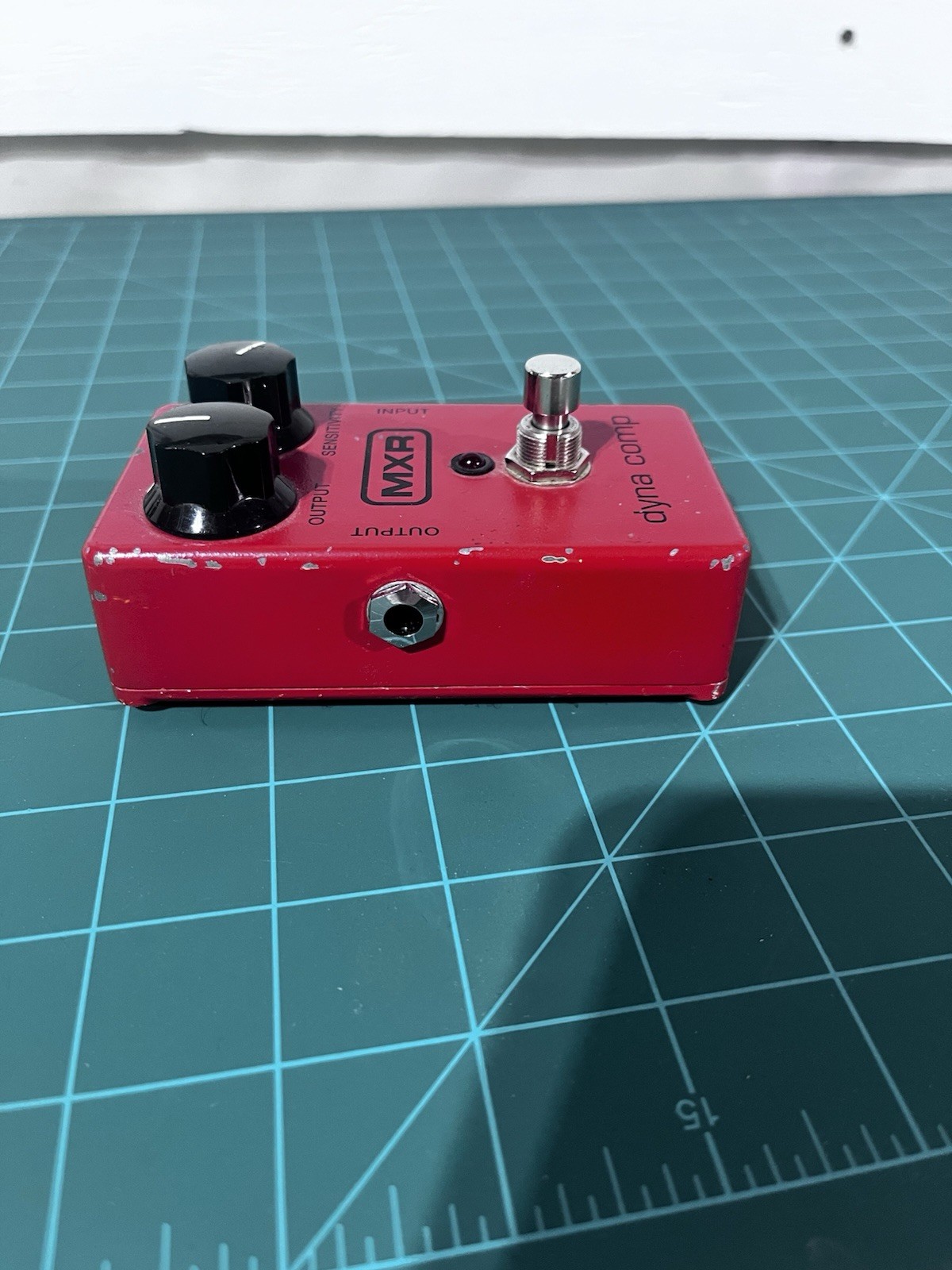 MXR Dyna Comp Analog Compressor Effects Pedal for Electric Guitar, Red
