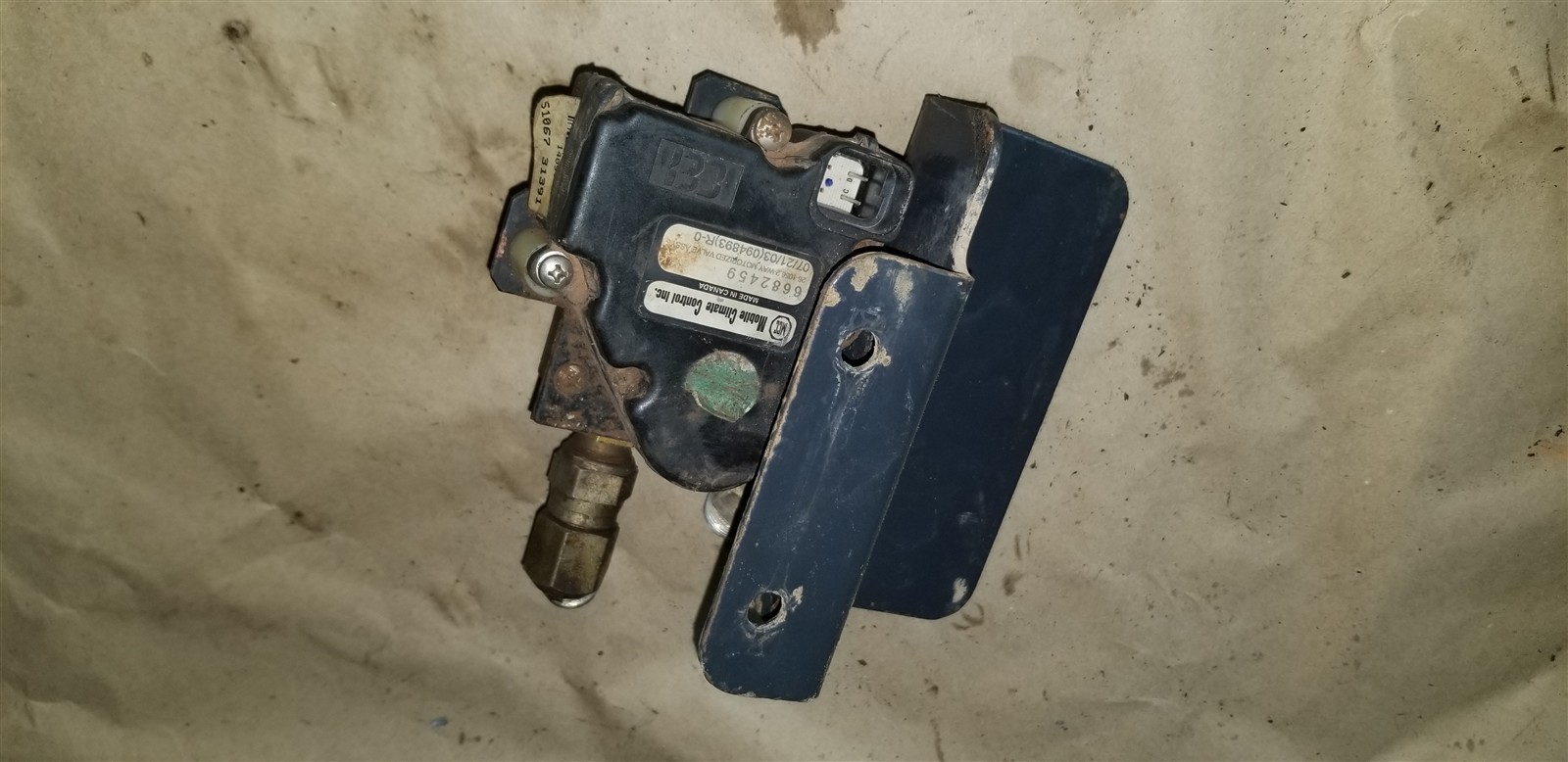 Bobcat G threaded Heater valve , actuator, bracket 7100019, 6675175, 6675172