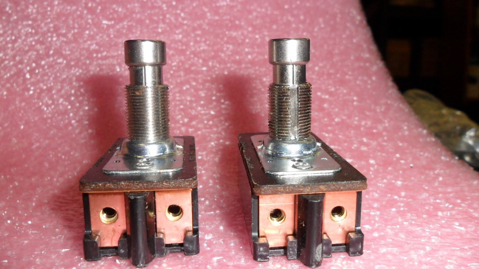1520150-1 7229K2 PUSH BUTTON SWITCH DPDT TECONN TYCO AMP (1 PER LOT)