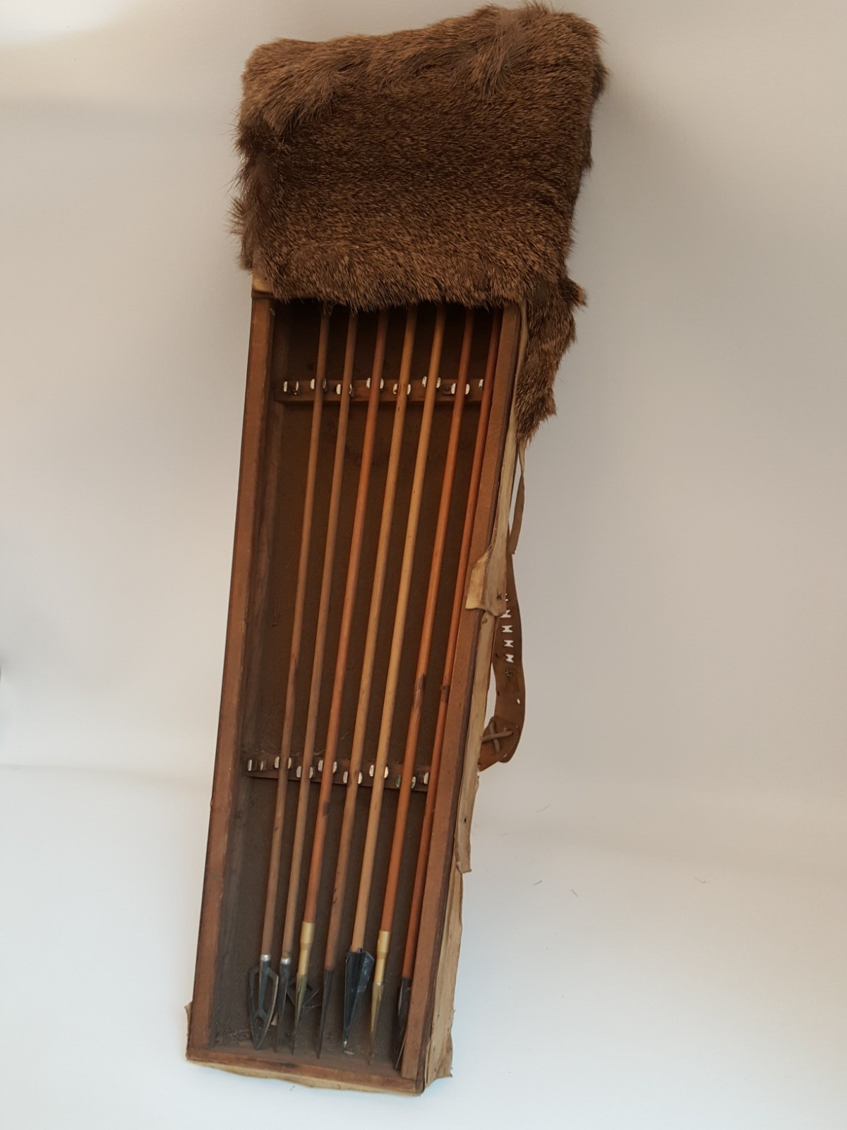 Vintage handmade deerskin leather fur quiver + 7 woodshaft + feather arrows