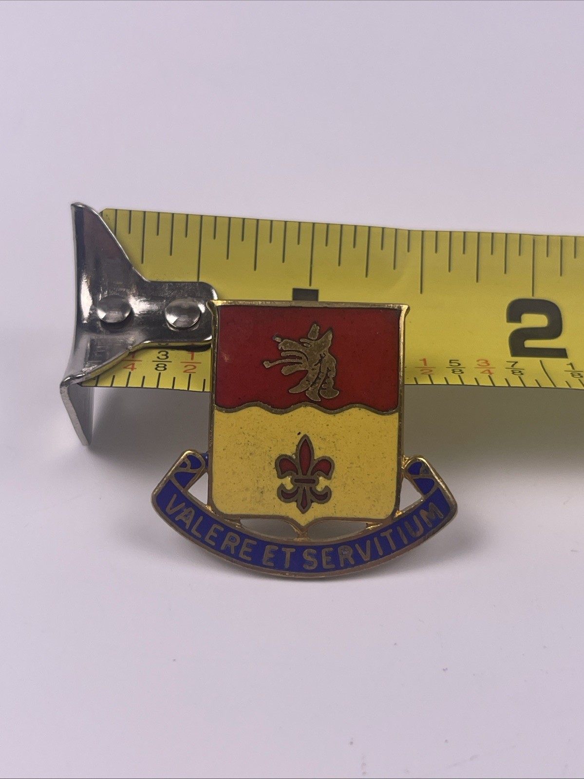 U.S. Military 124th Maintenance Battalion DI DUI Crest Pin VALERE ET SERVITIUM