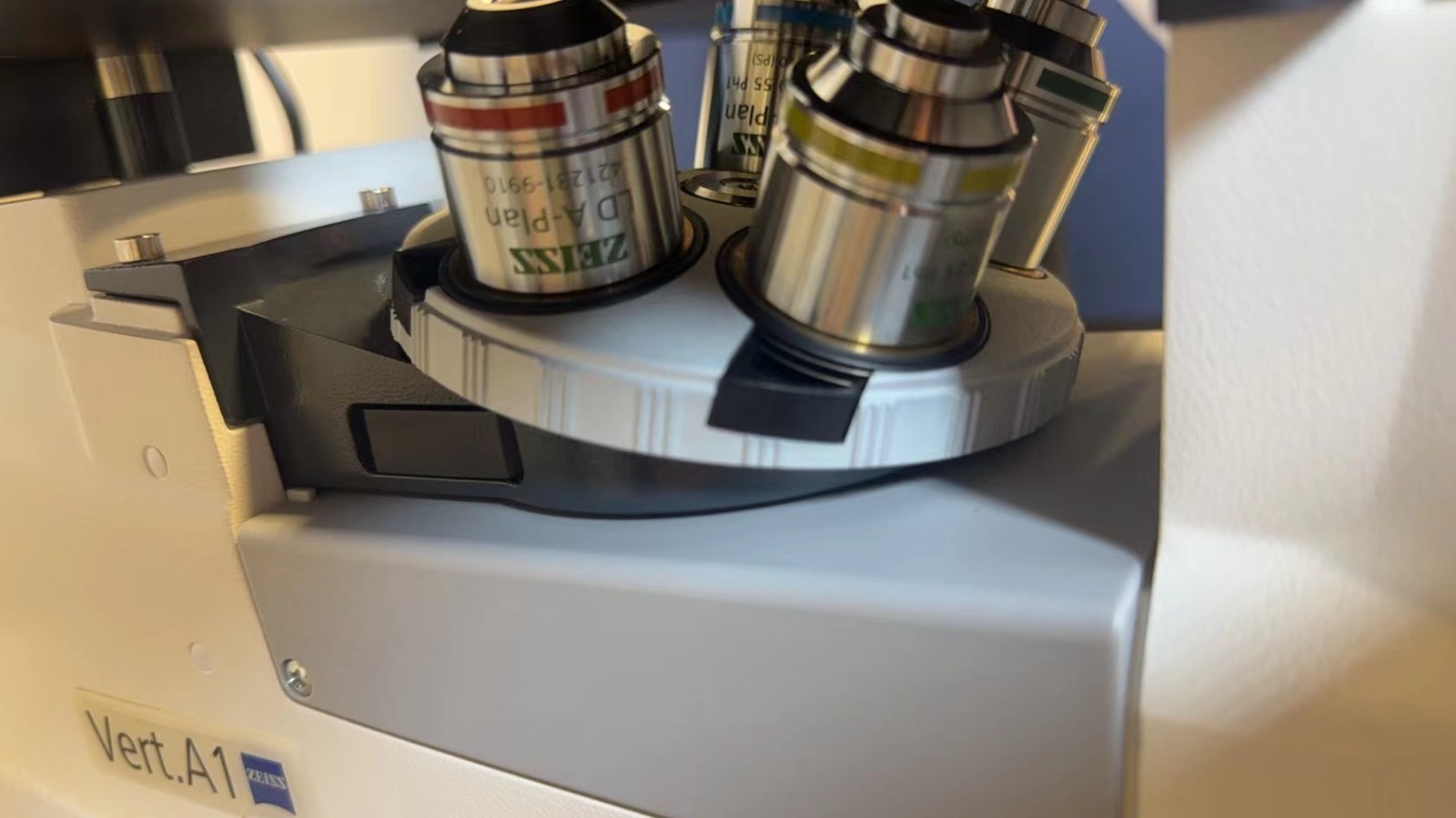 Zeiss Axio Vert.A1 Inverted Fluorescence Microscope w/ Axiocam 105 & 4 Objective