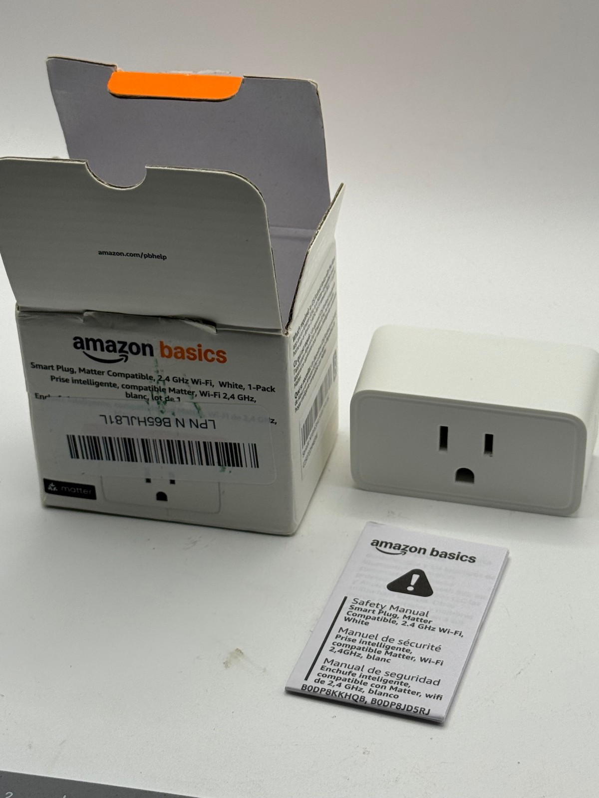Amazon Basics Smart Plug Matter Compatible 2.4 GHz Wi-Fi White Outlet Adapter