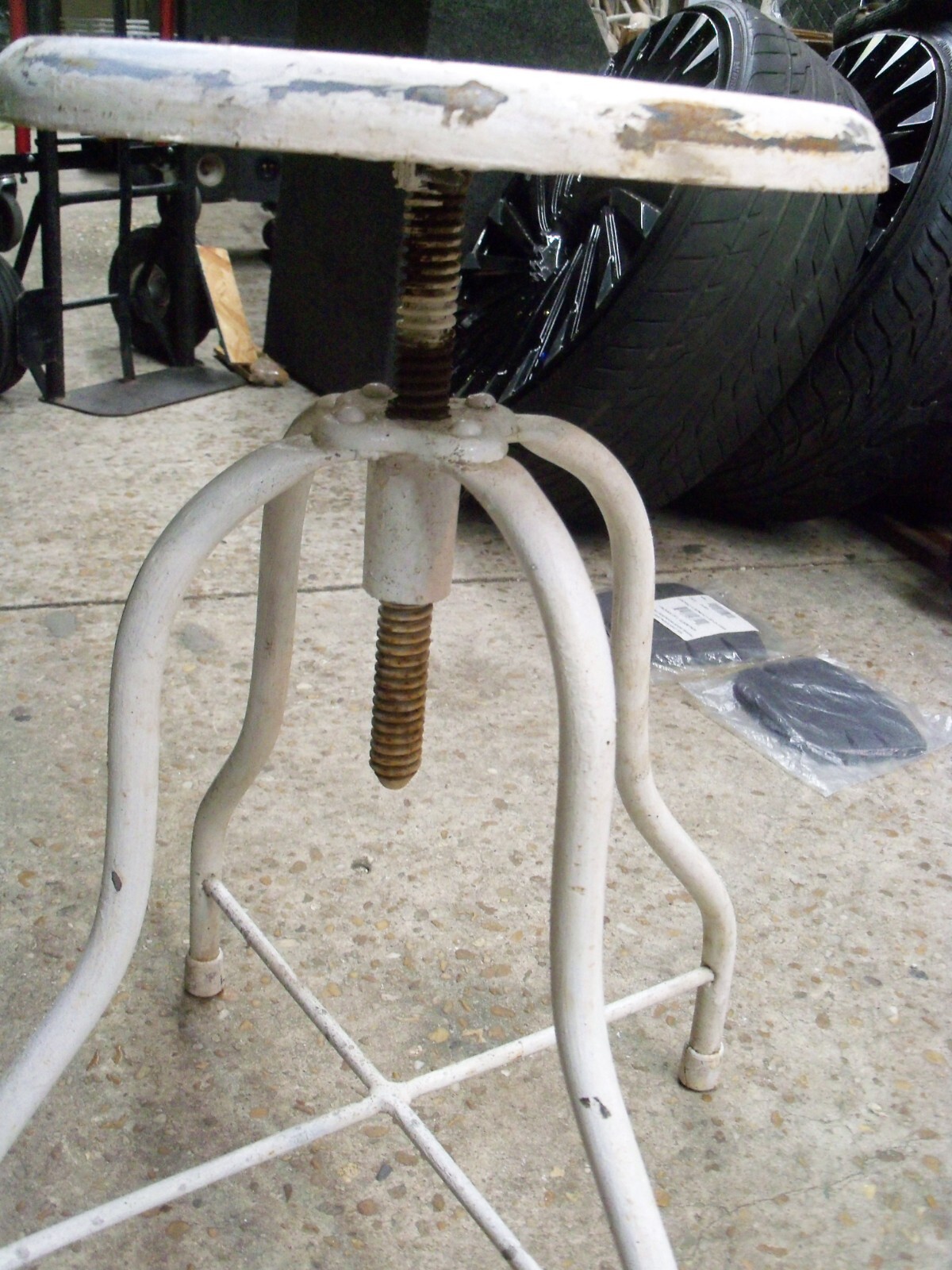 ANTIQUE METAL DOCTOR'S ADJUSTABLE STOOL (POSSIBLY 1930'S)