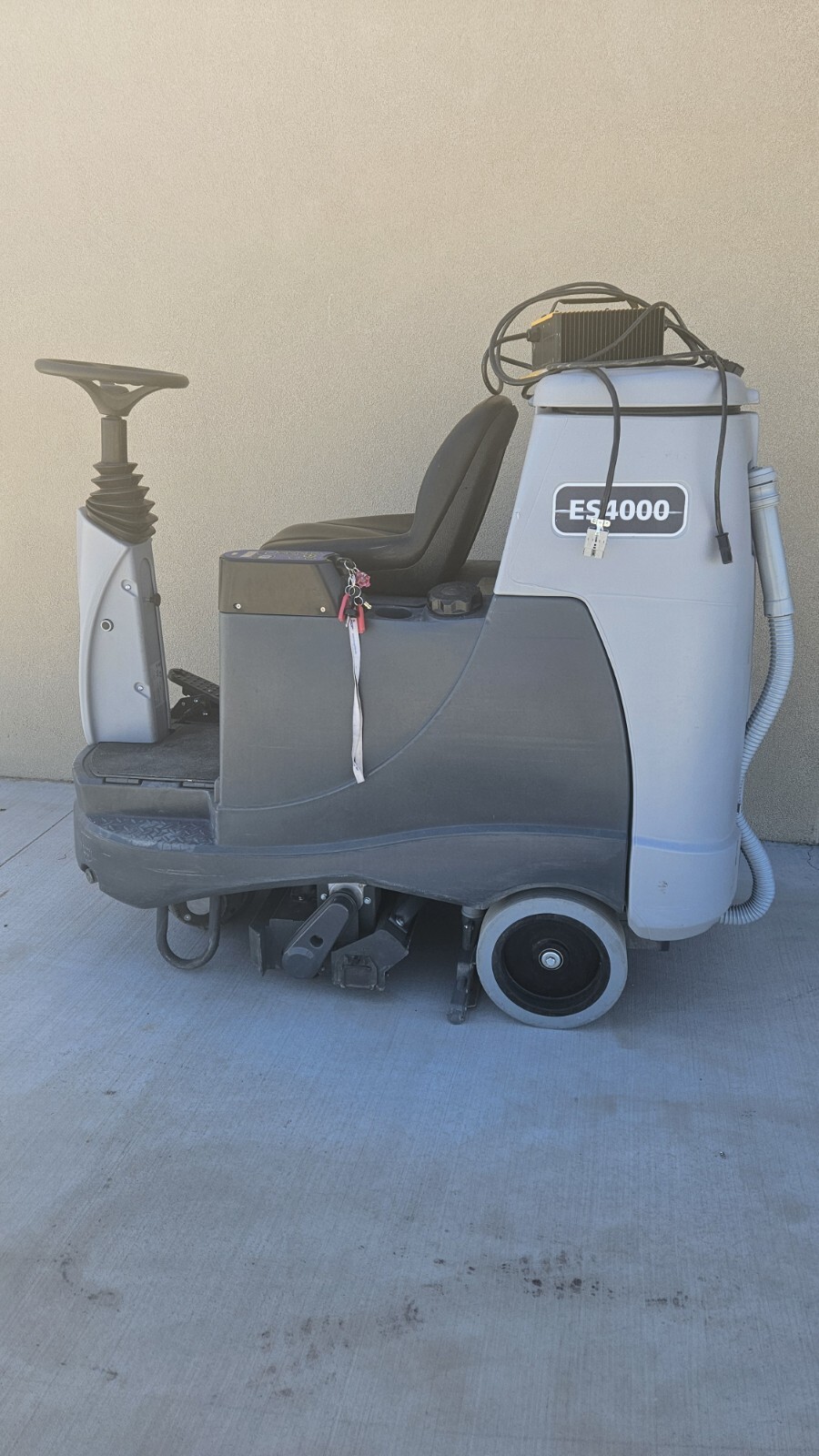 NILFISK ADVANCE ES4000 RIDING CARPET CLEANER EXTRACTOR WET VACUUM RIDE ON RIDER