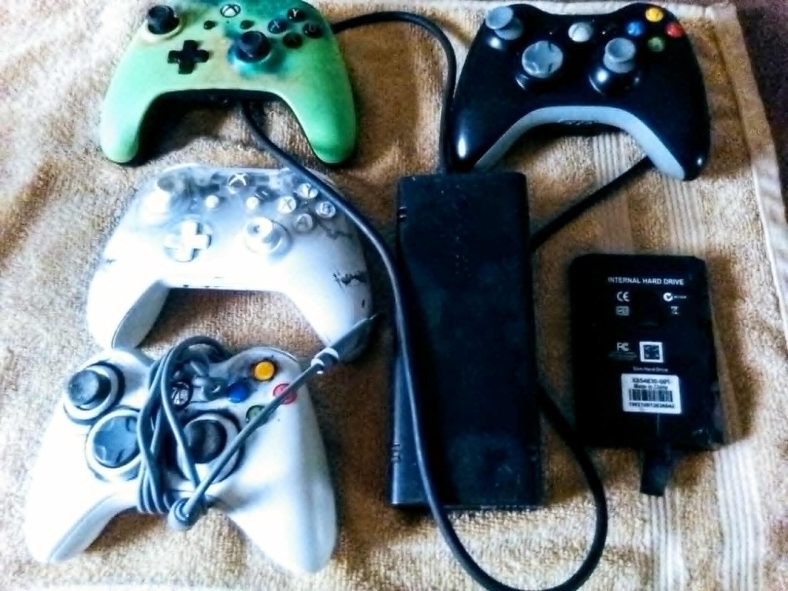Xbox 360 Non Working Controllers(4)  & Working Harddrive