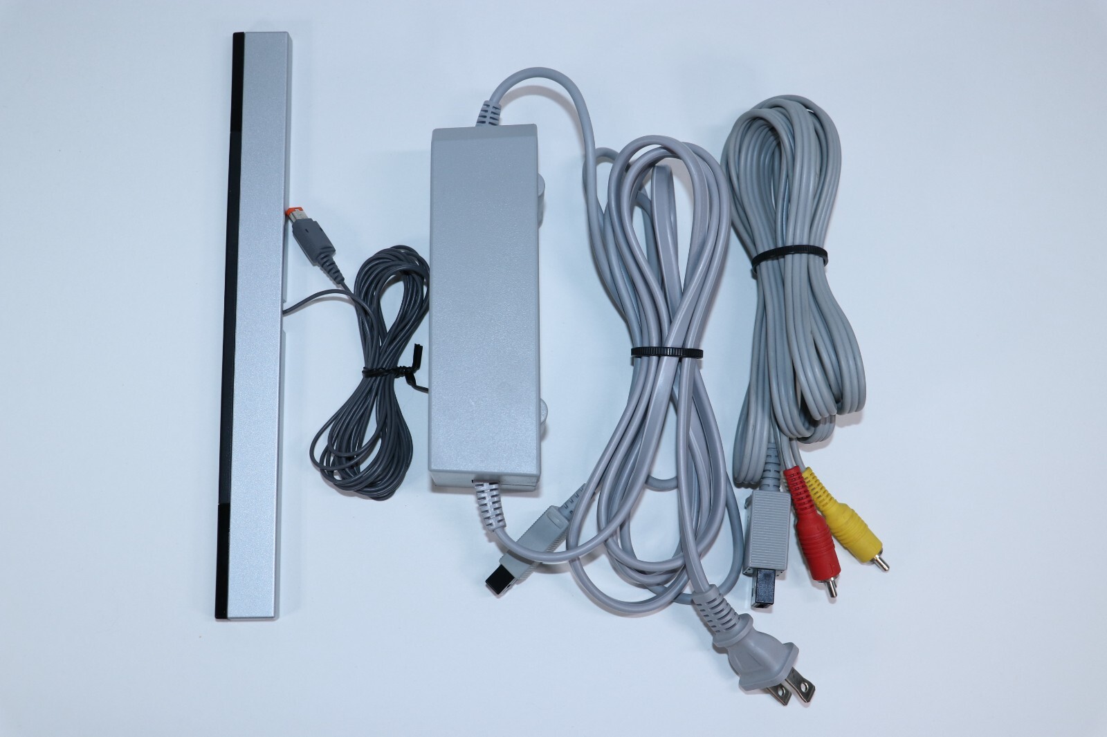 NINTENDO WII FIT CONSOLE BUNDLE WITH BALANCE BOARD GENUINE CONTROLLERS EXCELLENT