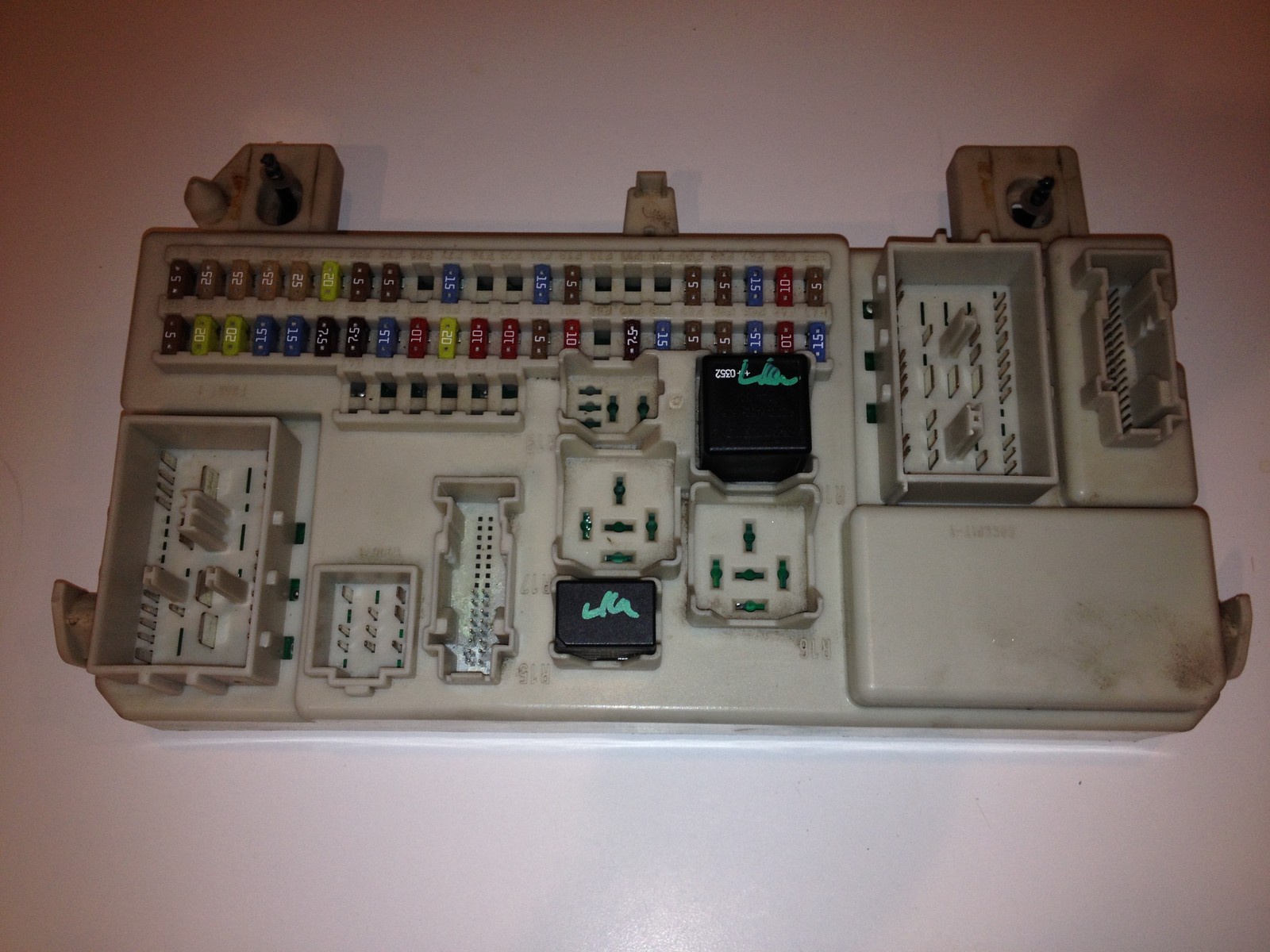 04-07 VOLVO S40/V50 BODY CONTROL MODULE AND FUSE/RELAY BOX 8690720
