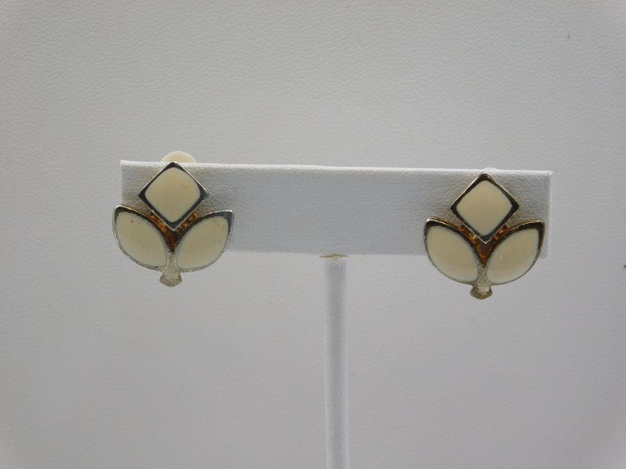 C119-VINTAGE CLIP EARRINGS~GOLD TONE/CREAM~5/8" WIDE