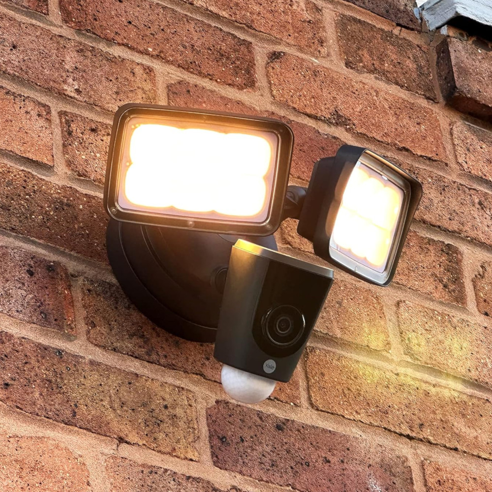 Yale Outdoor Security Camera 1080 FHD Motion Sensor & Siren with Floodlight