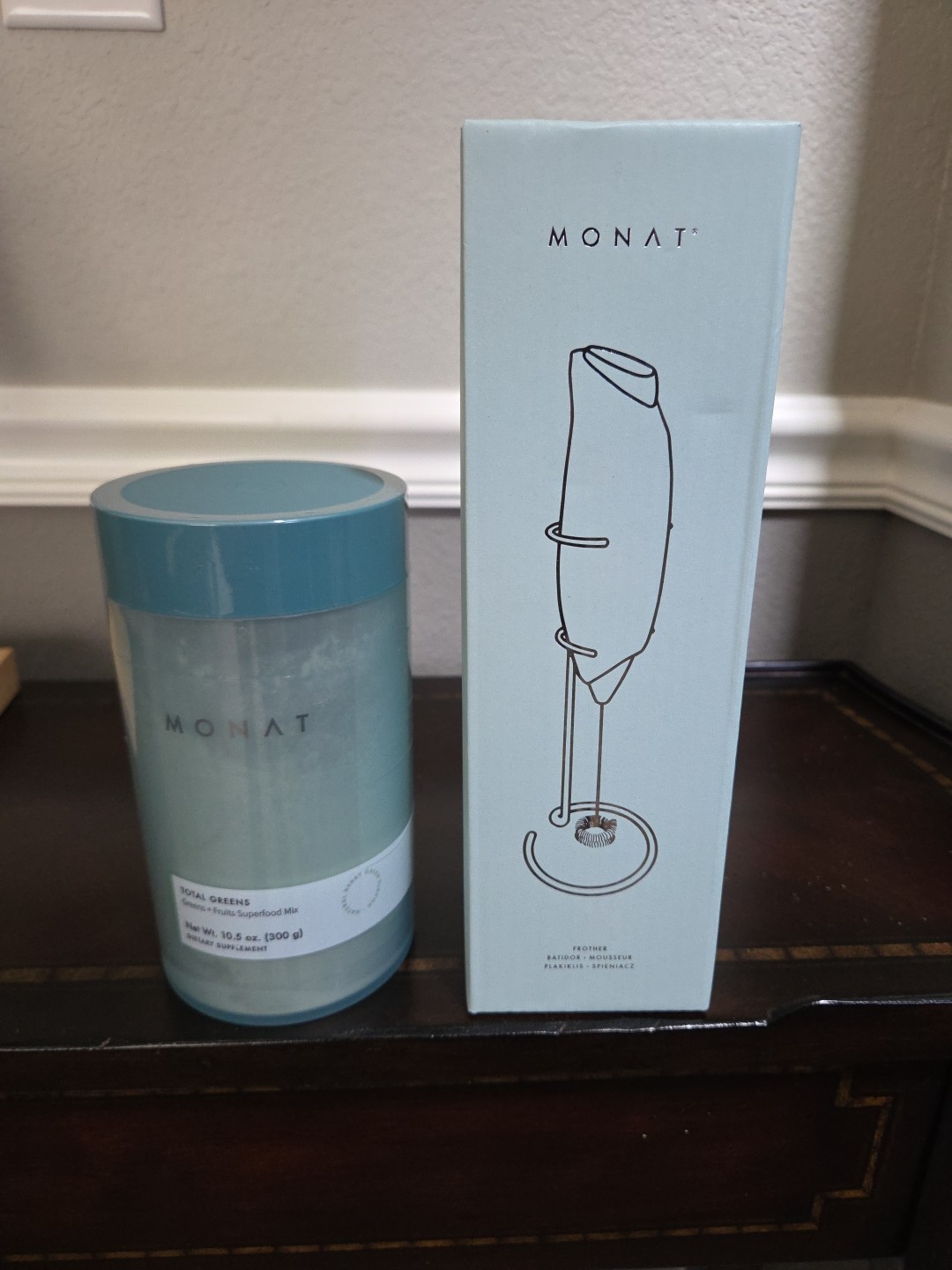 Monat Total Greens Superfood Mix Natural Berry Flavor 10.5 oz + Frother Ex: 7/26