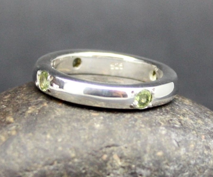 SOLID SILVER with 4 PERIDOT STONES set in RING  .925 STERLING FREE SHIPPING