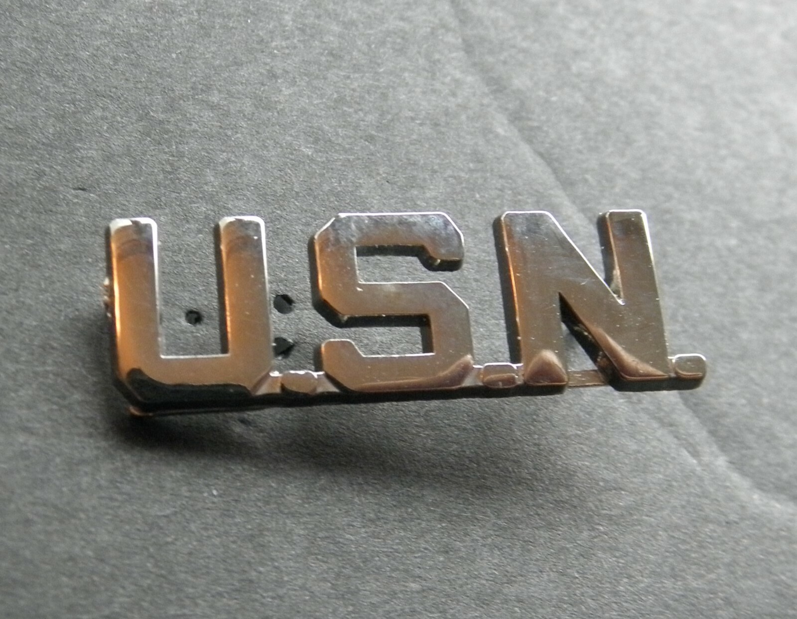 US NAVY USN SCRIPT SILVER COLORED LAPEL HAT PIN BADGE 1.25 INCHES