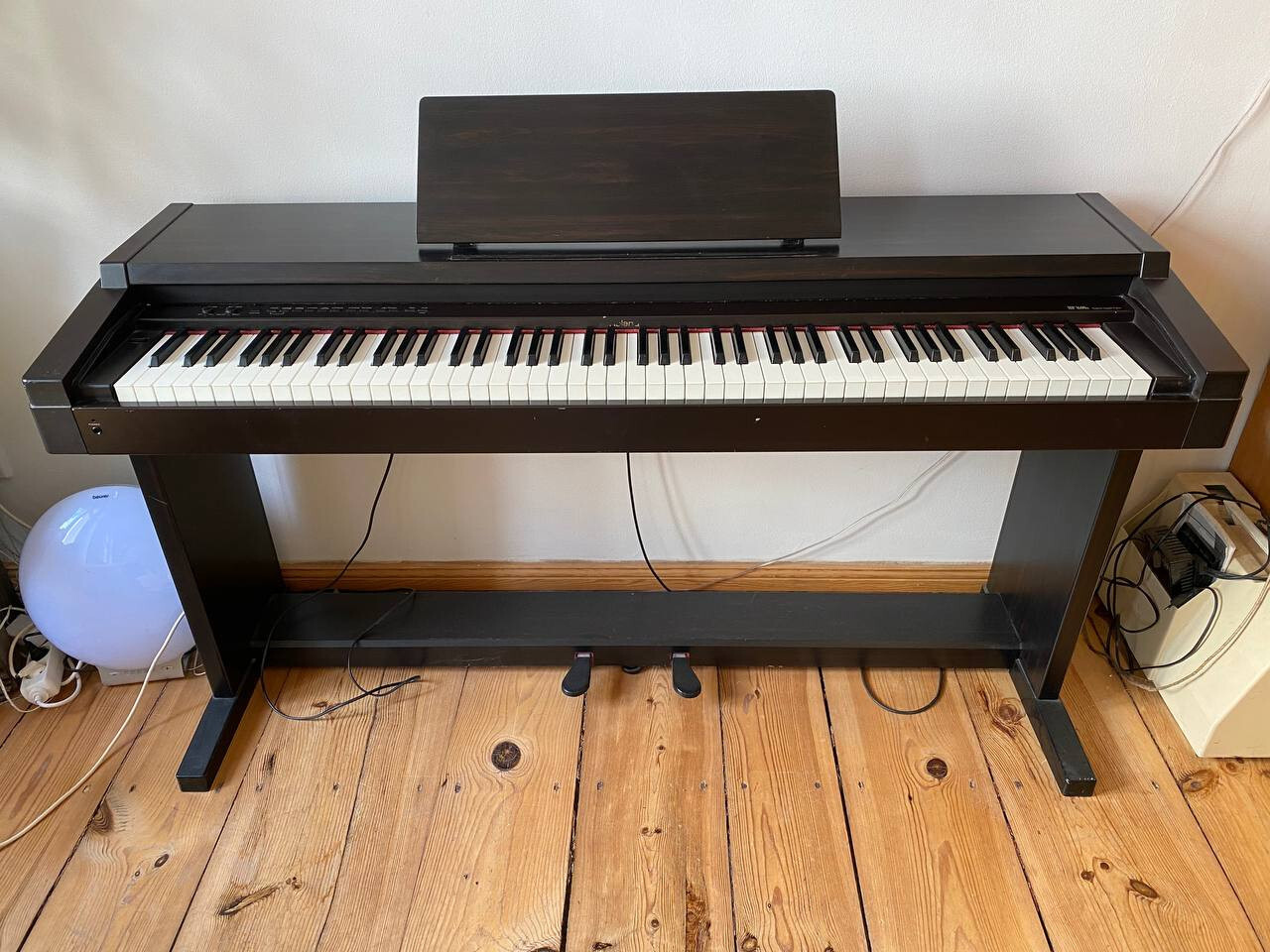 E-Piano Roland HP 1600e gewichtete Tasten. gebraucht. 2 Tasten reparaturbedürft.