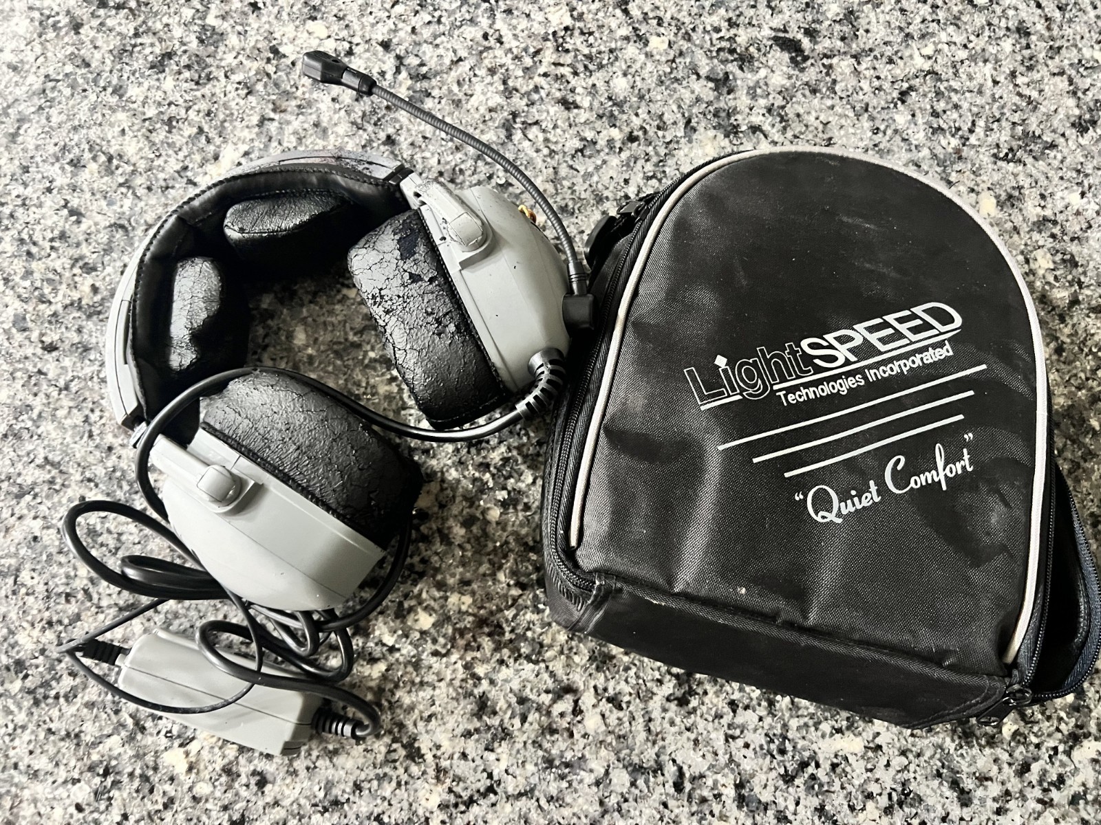 LightSpeed 20K Aviation Headphones W/ Original Carrying Case UNTESTED