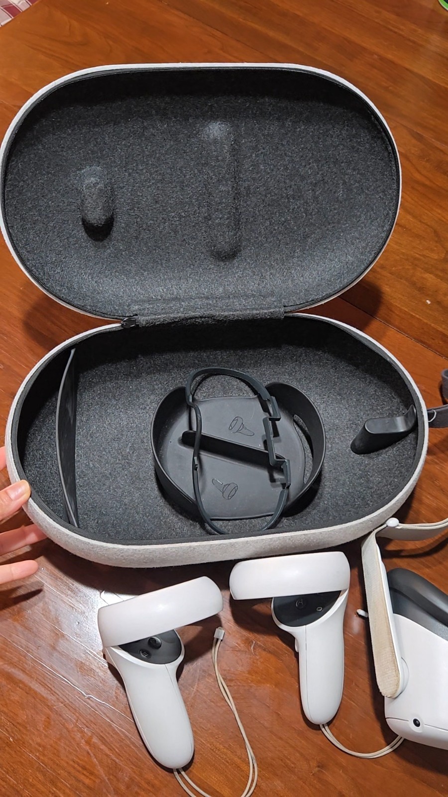 Meta Quest 2 Standalone VR Headset 90Hz White w/ Touch Controllers Case