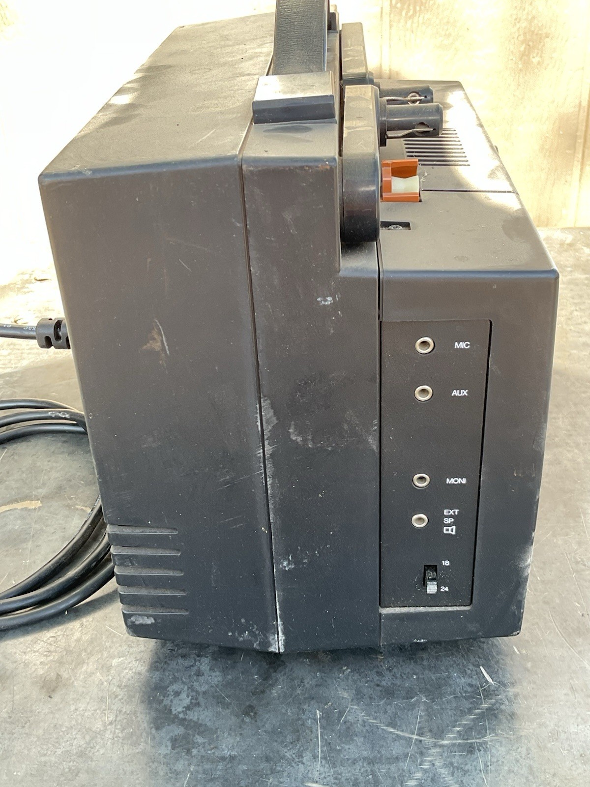 BELL & HOWELL 33SR COMPACT SUPER 8 PROJECTOR Powers On