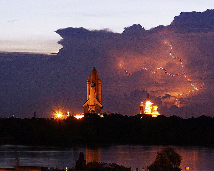 STS-128 DISCOVERY ROLLOUT IN THUNDER STORM 8x10 GLOSSY PHOTO PRINT