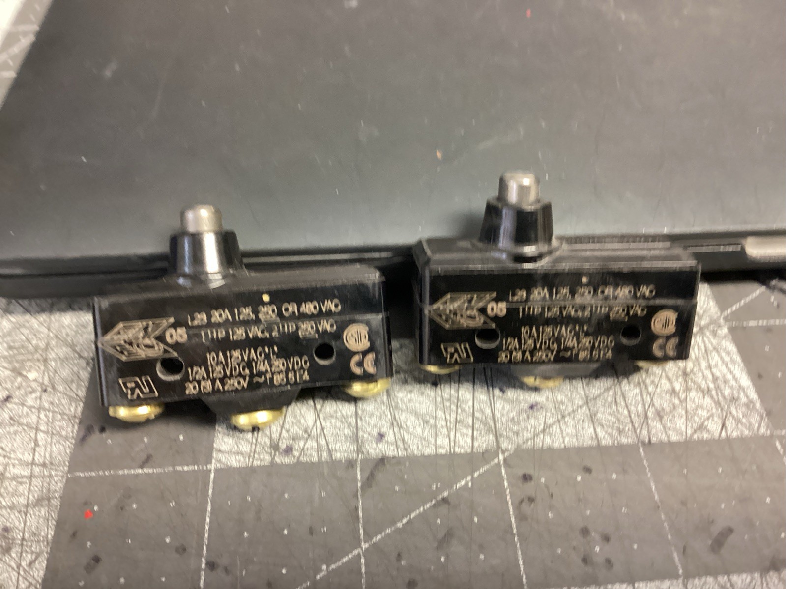 2 PCs. NEW HONEYWELL MICROSWITCH 20 AMP 125-480 VAC (LPW87I)