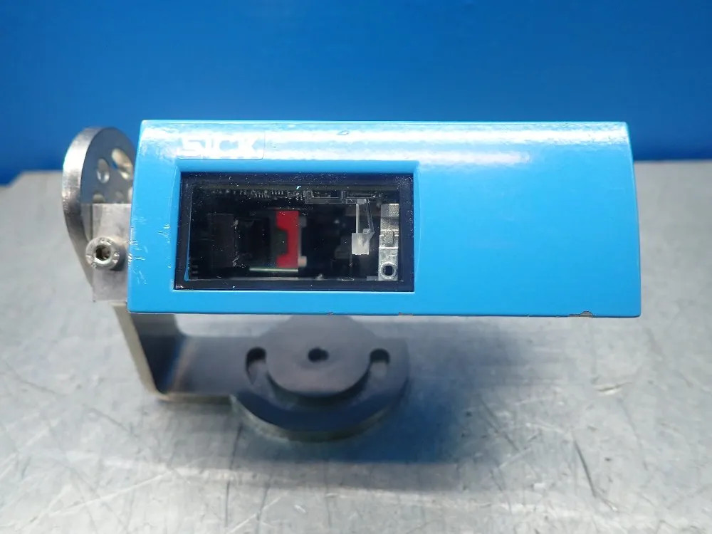 SICK CLV650-08300A FIXED MOUNT BARCODE SCANNER. W/BRACKET  06251240029