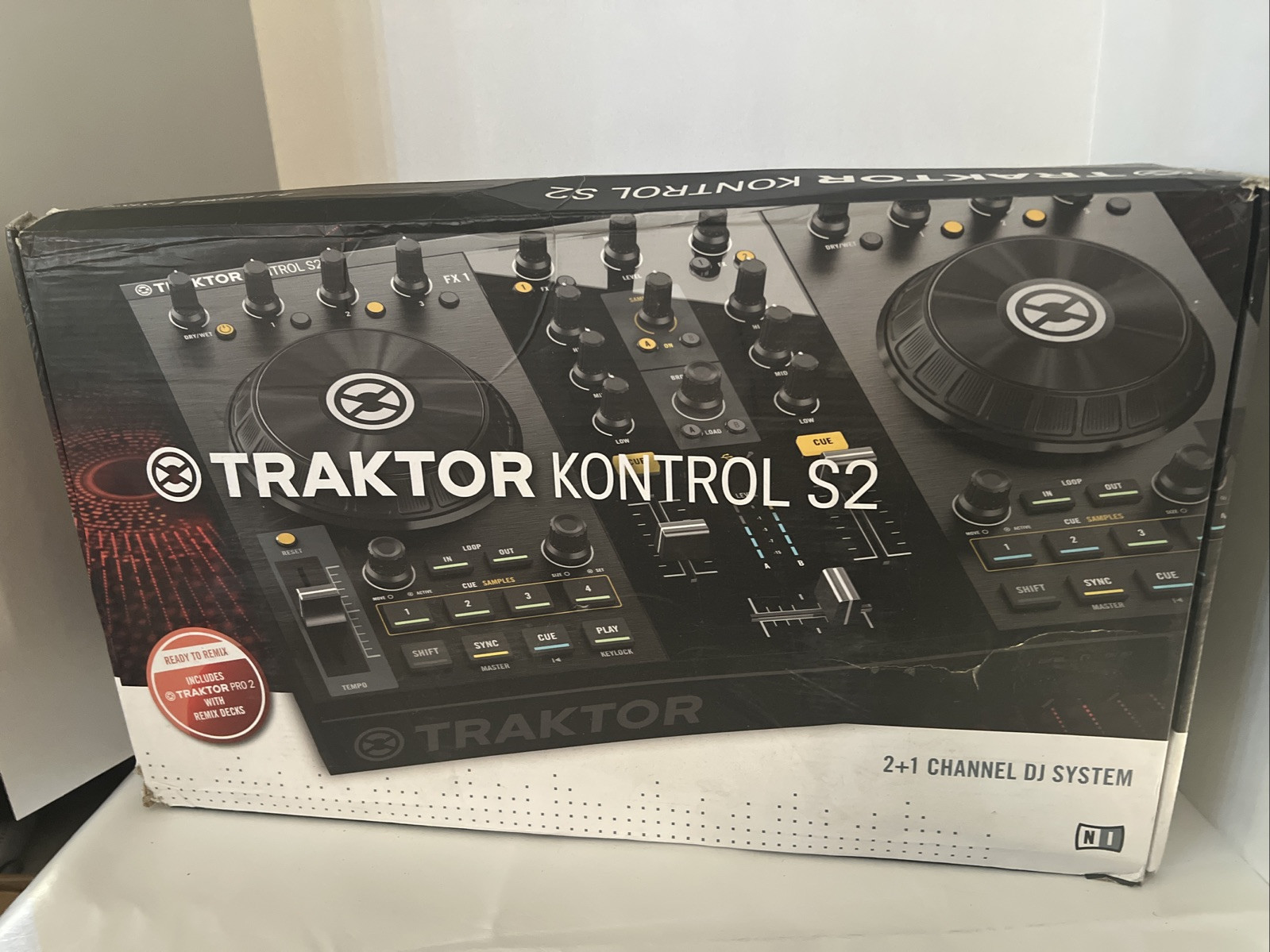 TRAKTOR KONTROL S2 - 2.1 Channel DJ System Controller Read