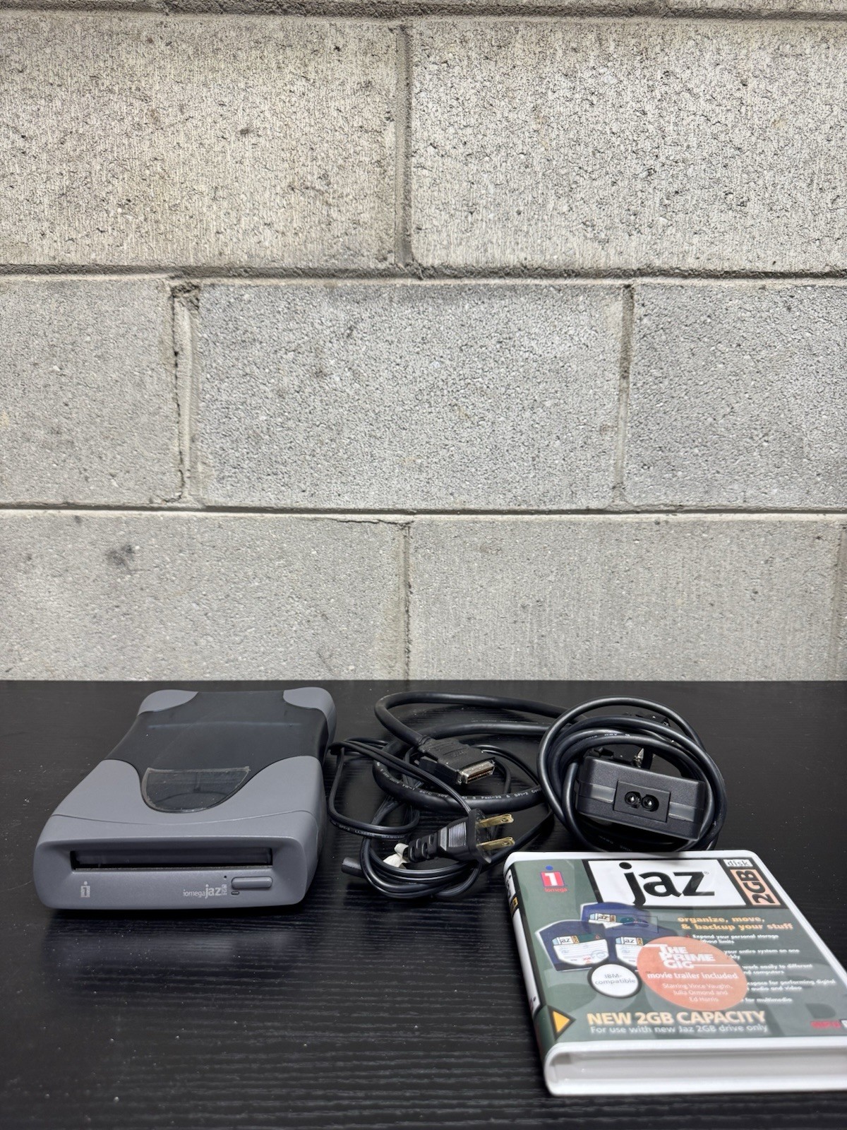 iOmega Jaz 2GB SCSI Drive V2000S w/2 GB JAZ disk and cables TESTED