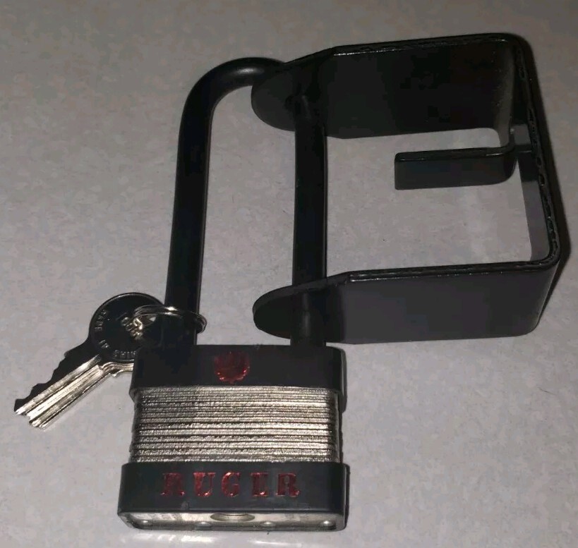 RUGER 10/22 CHAMBER SAFETY BRACKET PADLOCK 2 KEYS PM 153 BLACK METAL