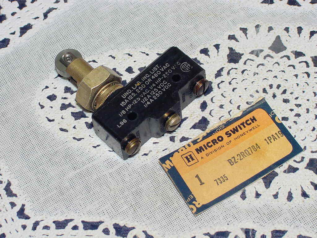 Honeywell Microswitch BZ-2RQ784, Roller Plunger, SPDT, 125-250 Vac NEW!