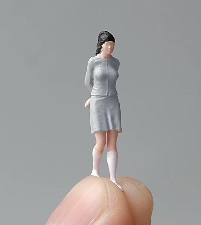 1:64 Painted Figure Mini Model Miniature Resin Diorama Sand Grey Dress Girl Toy