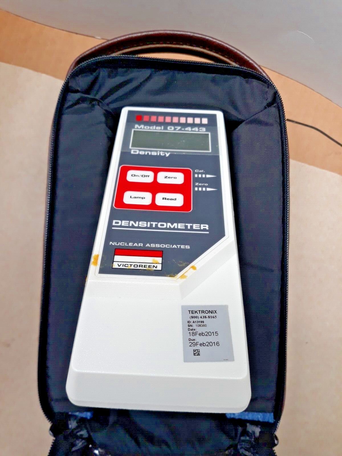 Victoreen Associates Density Dosimeter Model 07-443 with carrying case (P3)