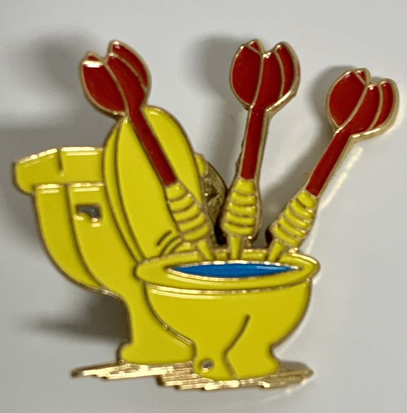 HILARIOUS DARTS IN THE TOILET HAT/LAPEL PIN (NEW AND SEALED)