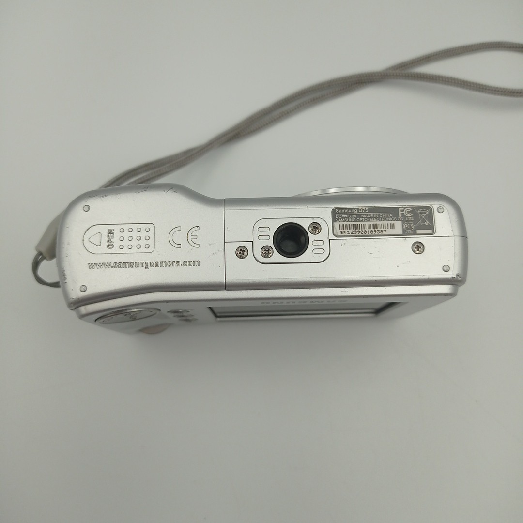 Samsung Digimax D75 7.2MP Compact Digital Camera Silver - Powers Off Randomly