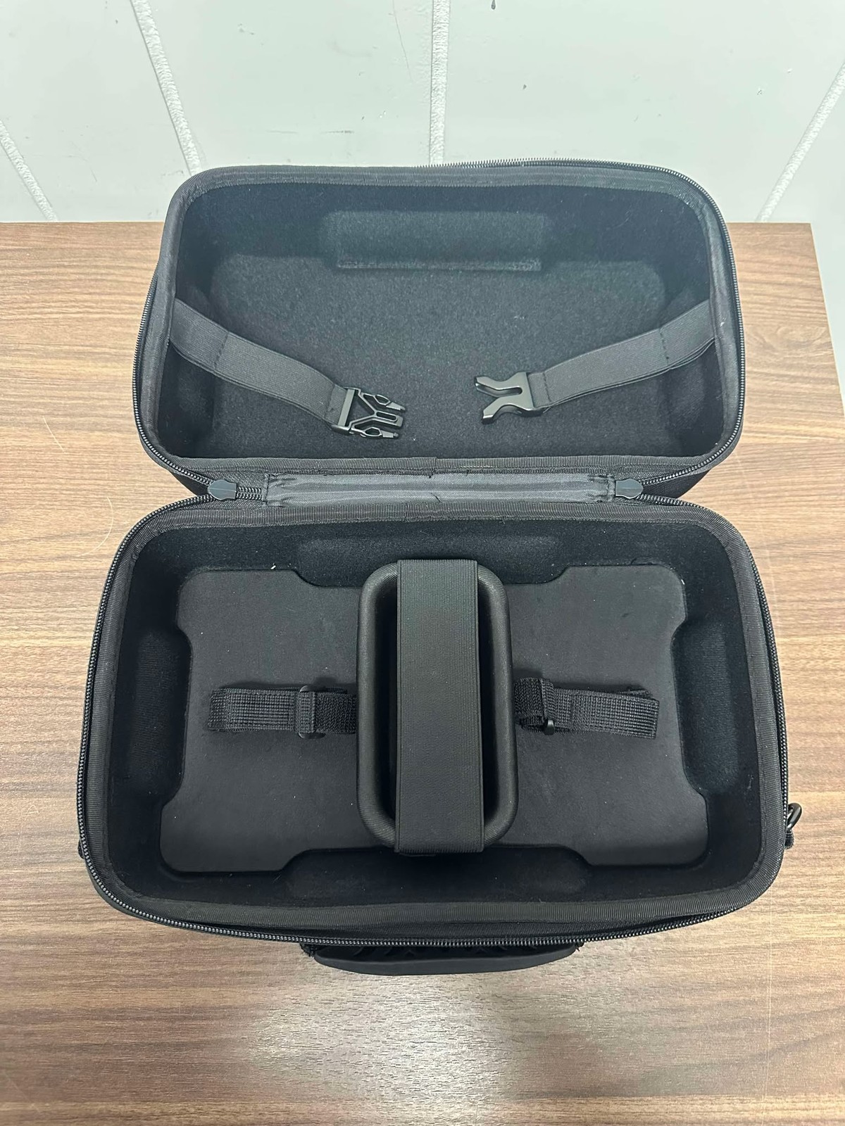 Hard Shell Black Nylon Case With Shoulder Strap For Oculus Quest 2 Very Good 1E