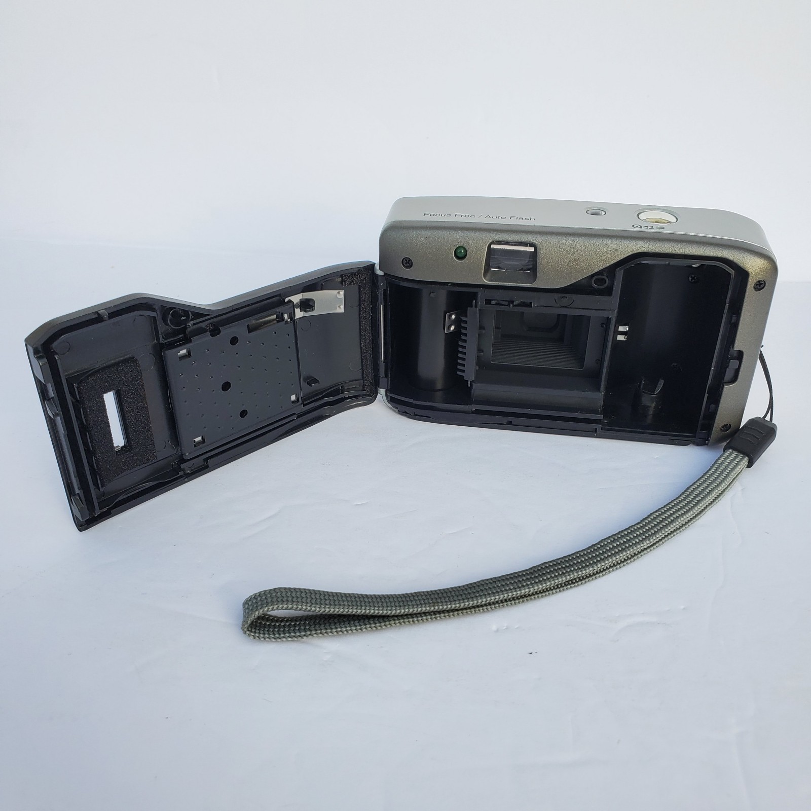 Walgreens Studio 35 Motorized 35mm Point & Shoot Film Camera Flash Silver/Black
