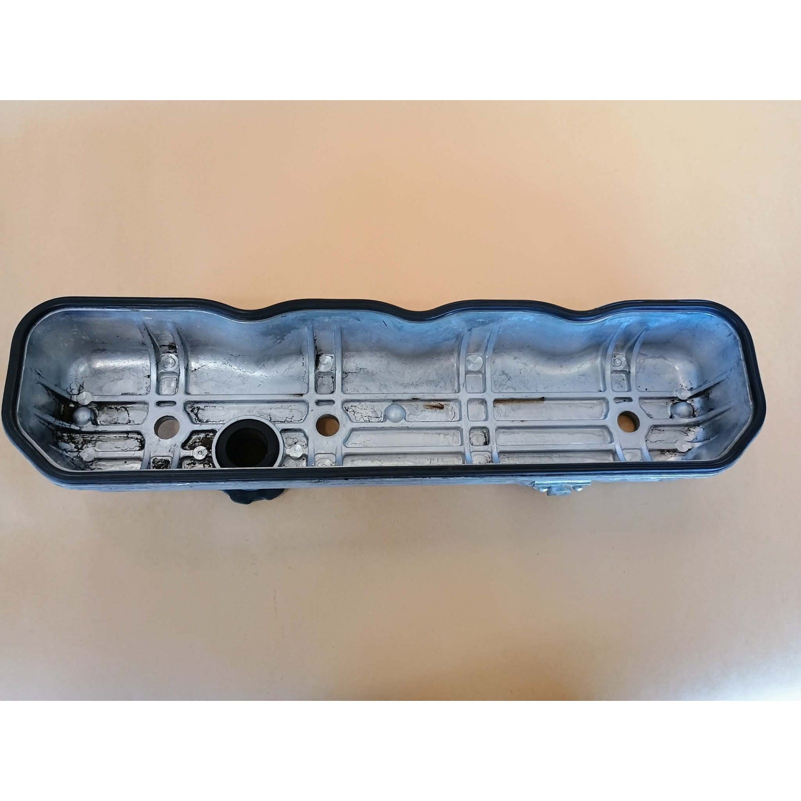 White 2-65, Isuzu 4-235 Valve cover 33-0047244 Used (S0019)