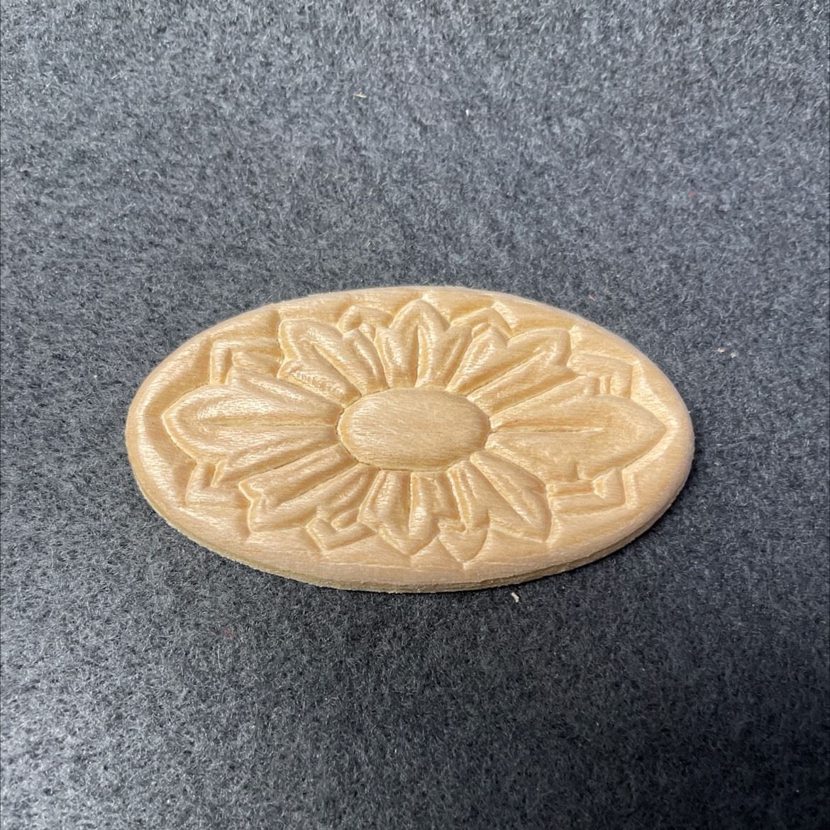 2-3/4" x 1-3/8" Oak Flower Medallion