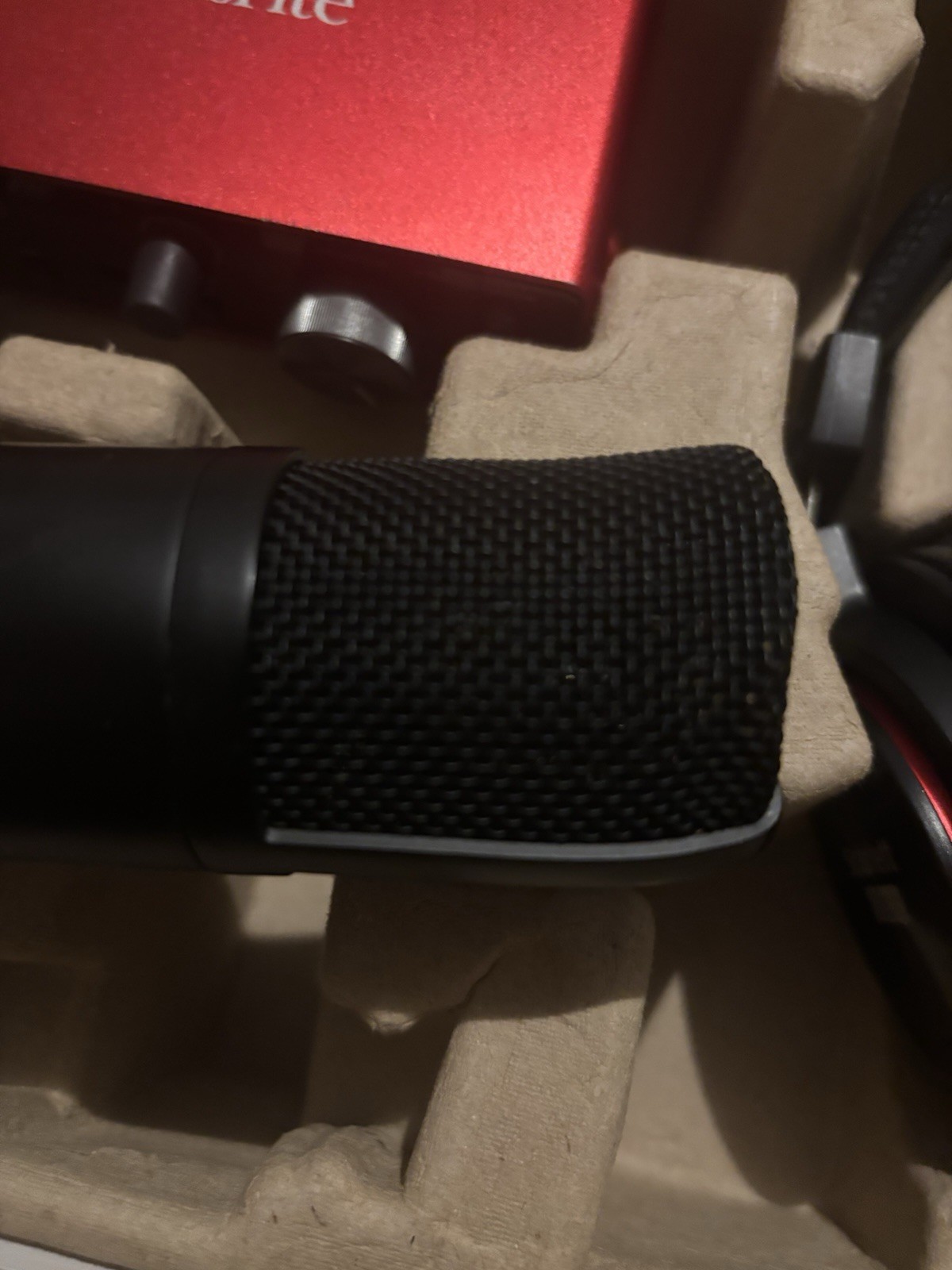 Focusrite Scarlett 2i2 Studio 3ªGen Interface, Mic, Headphones WITHOUT Clip/MIC