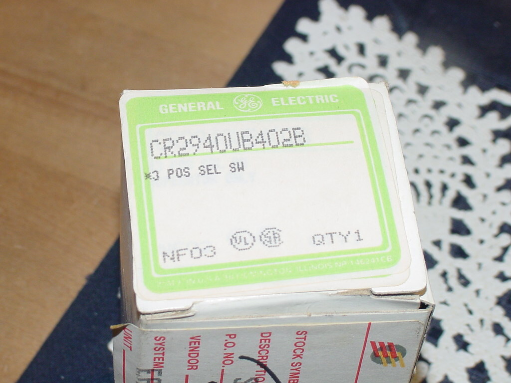 General Electric GE CR2940UB402B, Selector Switch, 3 Position Maintained, NEW!