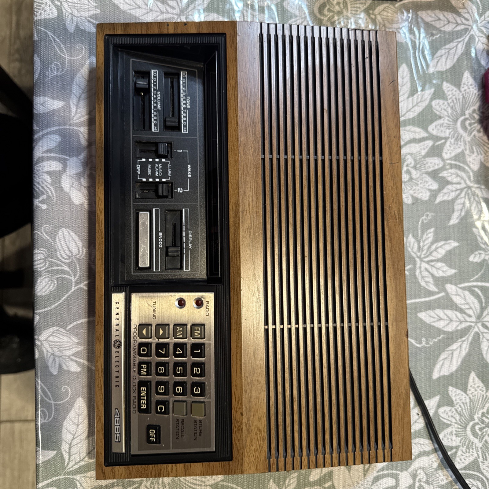 Vintage General Electric GE 7-4885A Programmable Alarm Clock Radio