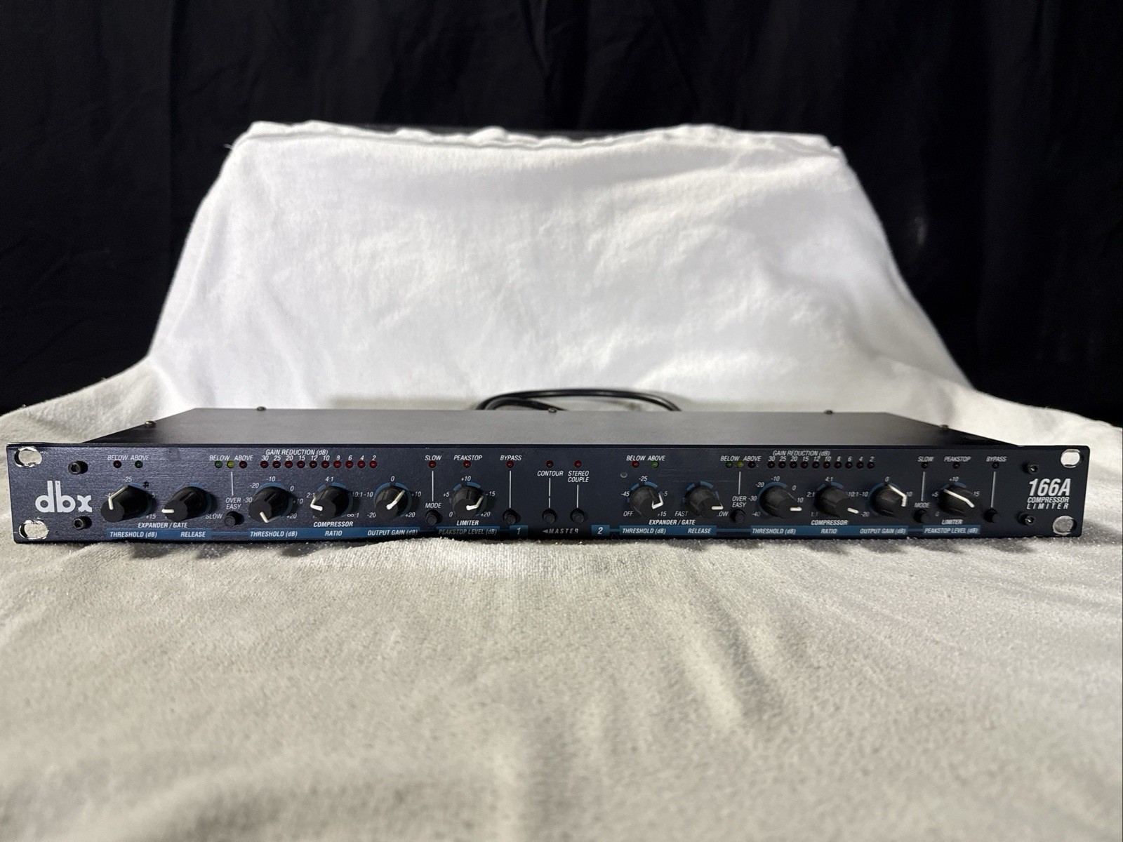 DBX 166 Over Easy Compressor with Gate and Peakstop Gain Reduction Rack Mount