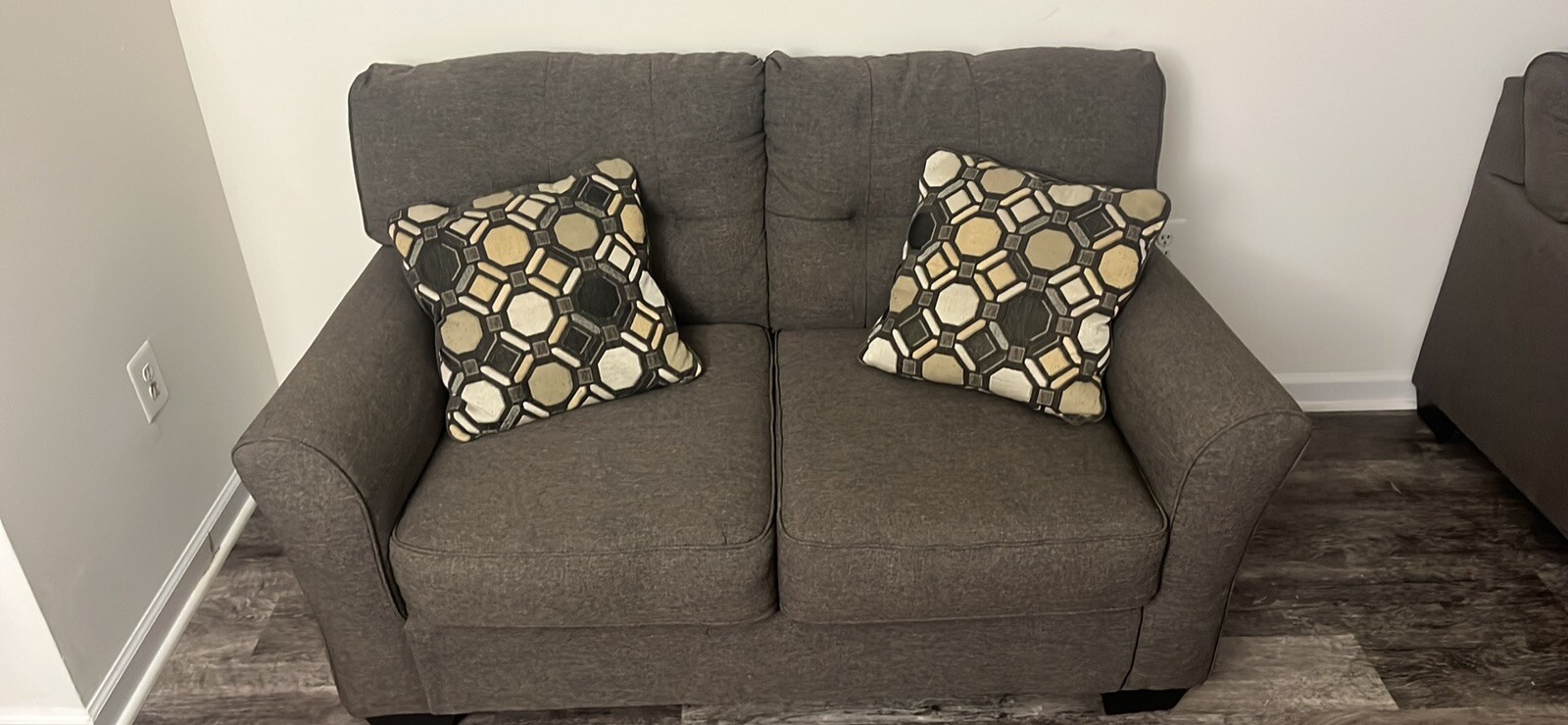 loveseat sofa used 60in L, 38in W, 32in H (Pillows Included)