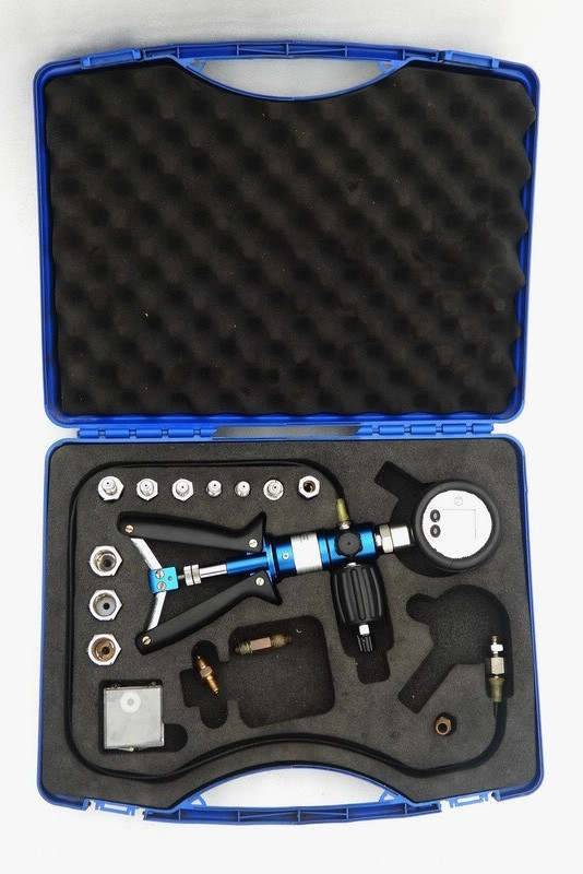 SIKA MODEL P40-2 HANDHELD PRESSURE CALIBRATOR TEST PUMP EPPM040EBL0000 SET